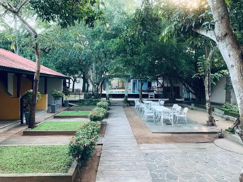 Hotel Alakamanda garden courtyard in Anuradhapura