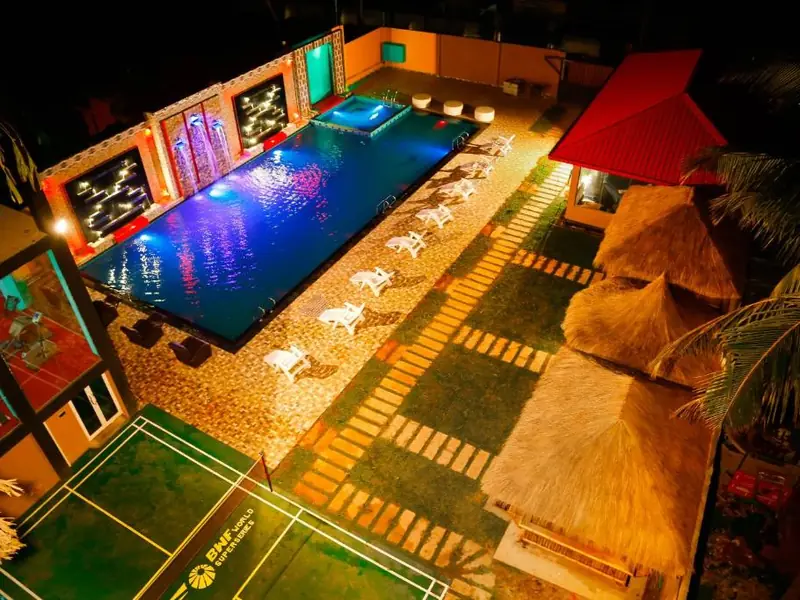 Hotel White House swimming pool and courtyard in Anuradhapura