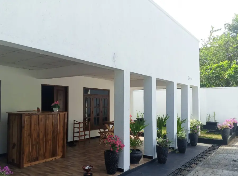 Kingstay Rooms Anuradhapura guesthouse entrance with veranda and garden plants